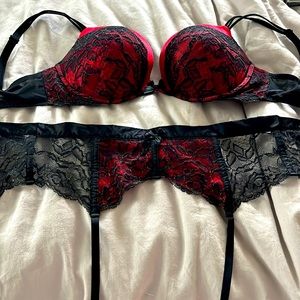 EUC Matching bra and garter belt size 36DD/M/L